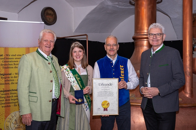 Albrecht Barth erhält eine Auszeichnung für seine Brauerei